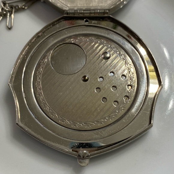 Vintage Art Deco Wristlet Dance Compact (Final Price) - Picture 8 of 13